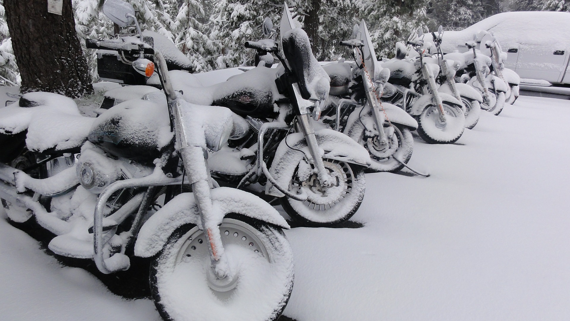 Motocykle pokryté vrstvou snehu